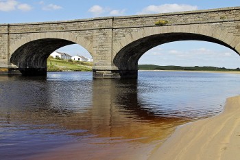 Ponte em pedra com arcos sobre o rio Fergus na cidade de Ennis.