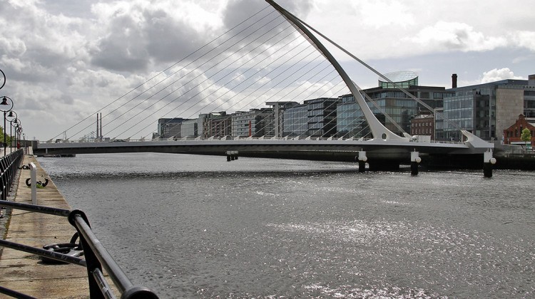 Ponte Samuel Beckett sobre o rio Liffey em Dublin.