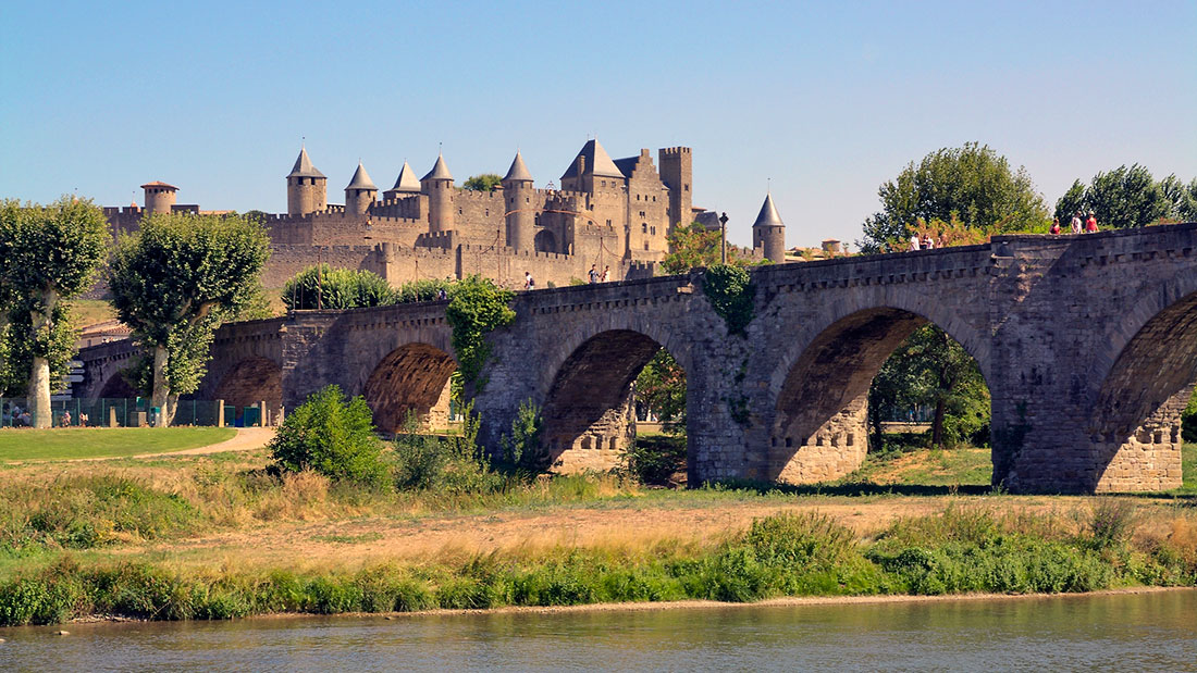 Ponte sobre o rio l’aude e cidadela medieval de Carcassonne.
