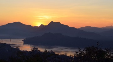 Pôr-do-sol e vista para o rio Mekong desde o topo do monte Phou Si em Luang Prabang.
