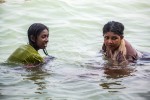 Duas raparigas a banharem-se na Praia de Unawatuna na costa sul do Sri Lanka.
