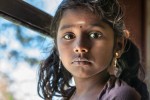 Retrato de rapariga cingalesa no comboio de montanha que vai para Ella.