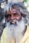 Retrato de um homem cingalês com grandes barbas numa rua da cidade de Kandy.