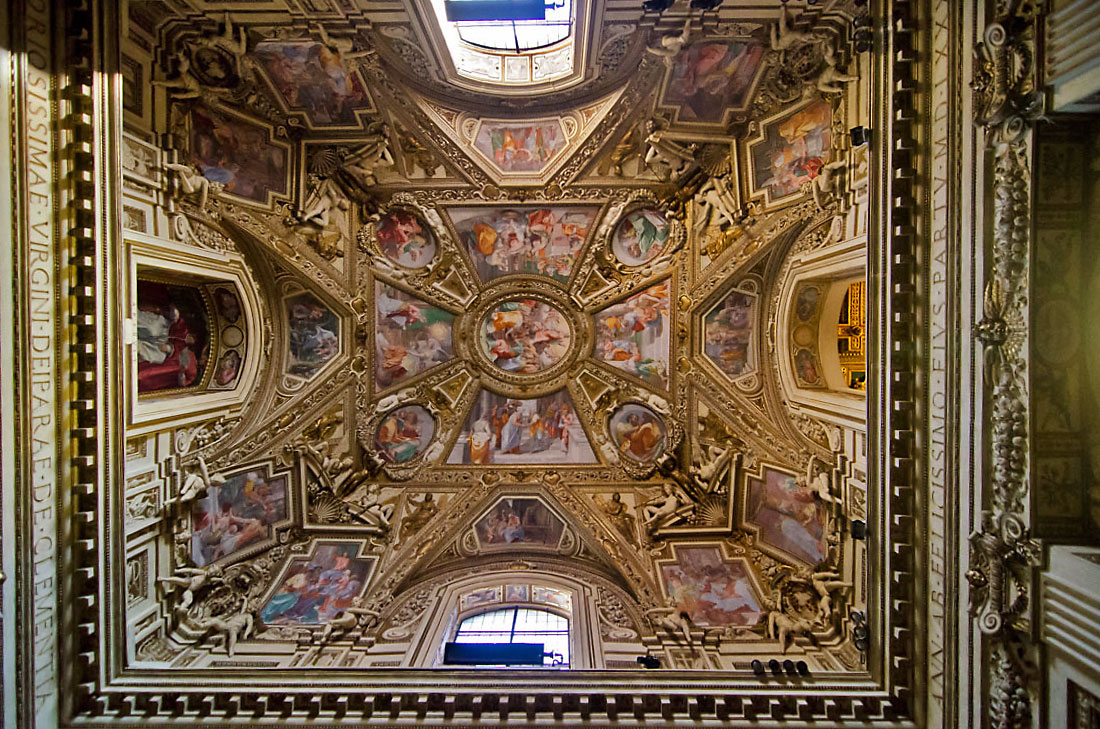 Tecto junto ao altar da basílica de Santa Maria em Trastevere.