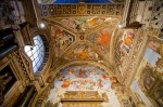 Tecto com frescos sobre o altar da igreja de Santa Maria Sopra Minerva em Roma.