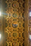 Tecto dourado sobre a nave central da basílica de Santa Maria em Trastevere, Roma.