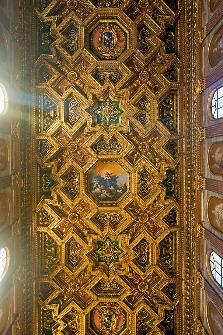 Tecto dourado sobre a nave central da basílica de Santa Maria em Trastevere, Roma.