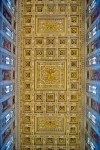 Tecto com nichos trabalhados, em dourado, sobre a nave central da basílica de São Paulo Fora de Muros em Roma.