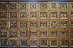 Tecto com nichos dourados sobre a nave central da basílica de Santa Maria Maior em Roma.