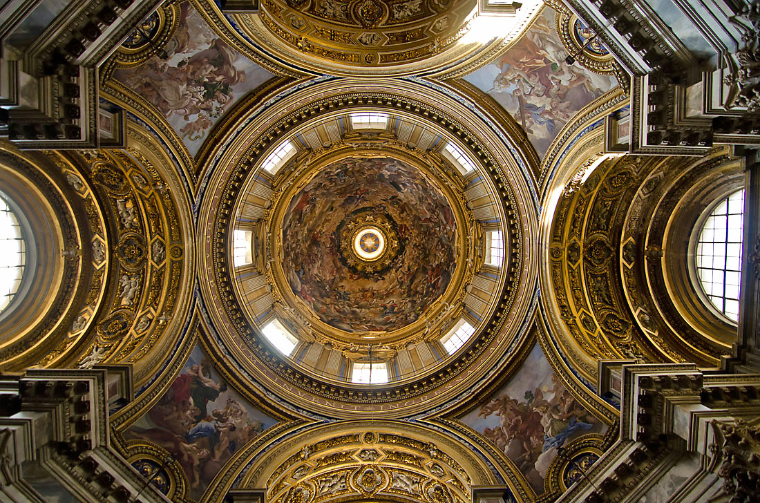 Tecto e interior da cúpula central da igreja de Sant'Agnese em Agonia, Roma.
