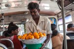 Homem vendedor de laranjas no autocarro que liga a cidade de Galle e a Praia de Unawatuna.