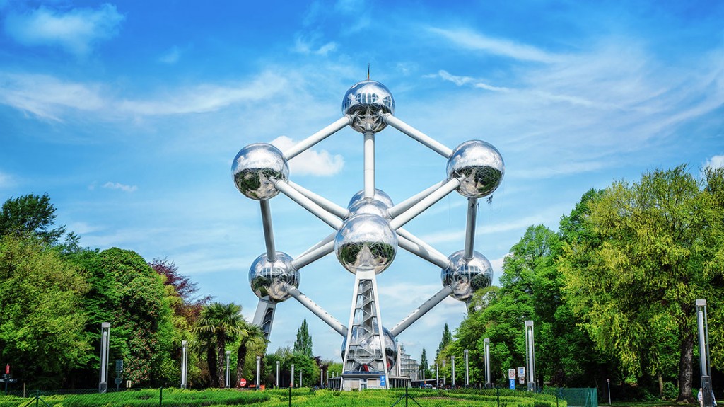 Atomium nos jardins do parque de Heysel em Bruxelas.