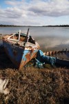 Barco abandonado, já enferrujado, numa das praias do Rio Sado junto à Carrasqueira.