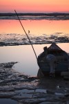 Barco ao pôr-do-sol sobre o lodo do rio Sado junto à Carrasqueira.