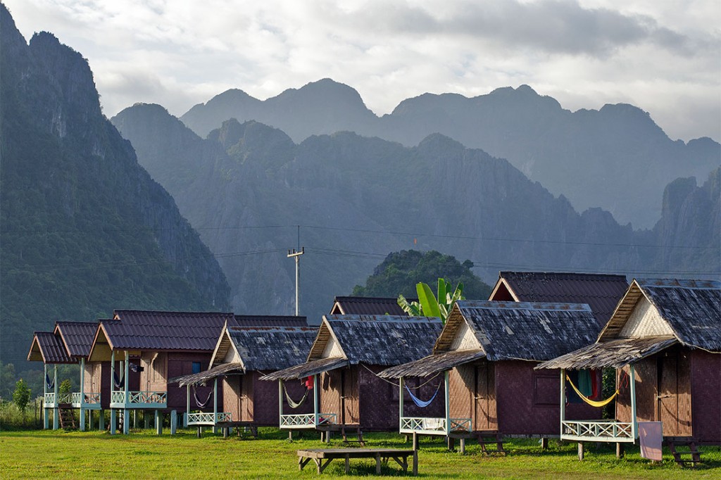 Conjunto de bungalows junto às montanhas calcárias que envolvem a cidade de Vang Vieng no Laos.