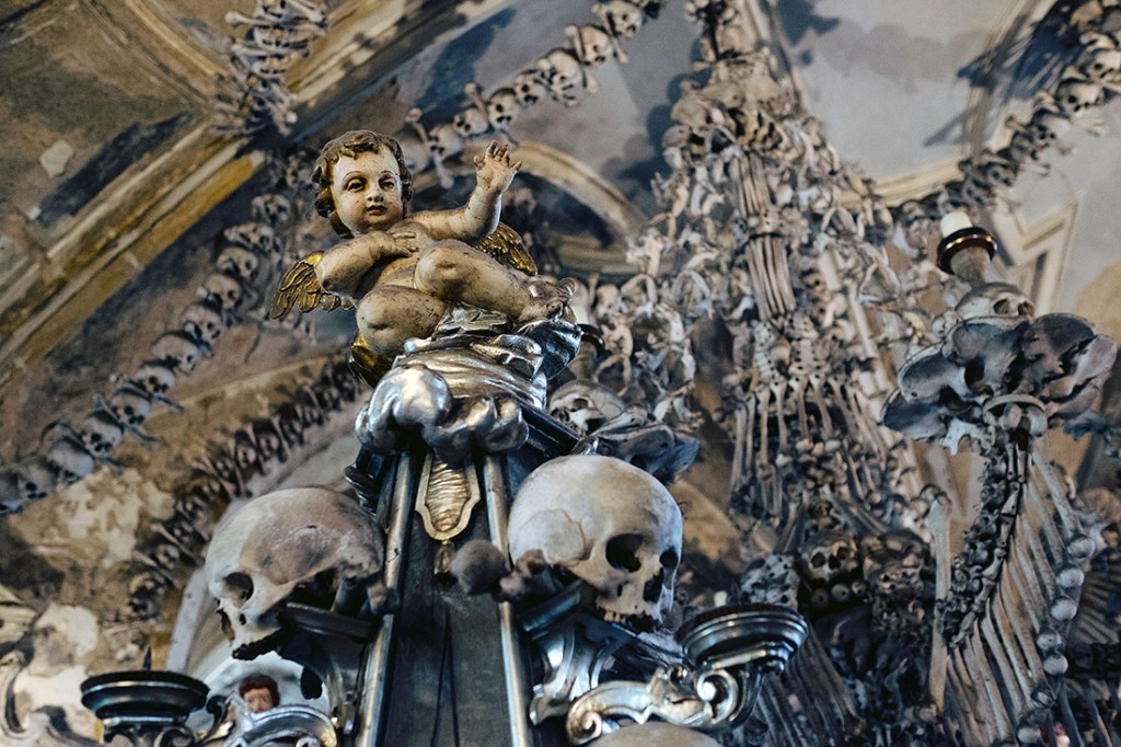 Crânios, ossos e escultura de um anjo no Ossuário de Sedlec em Kutná Hora.