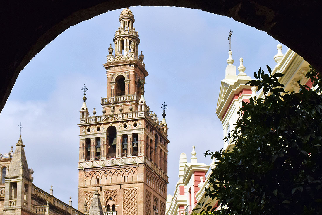 Giralda de Sevilha vista desde um arco junto à catedral.