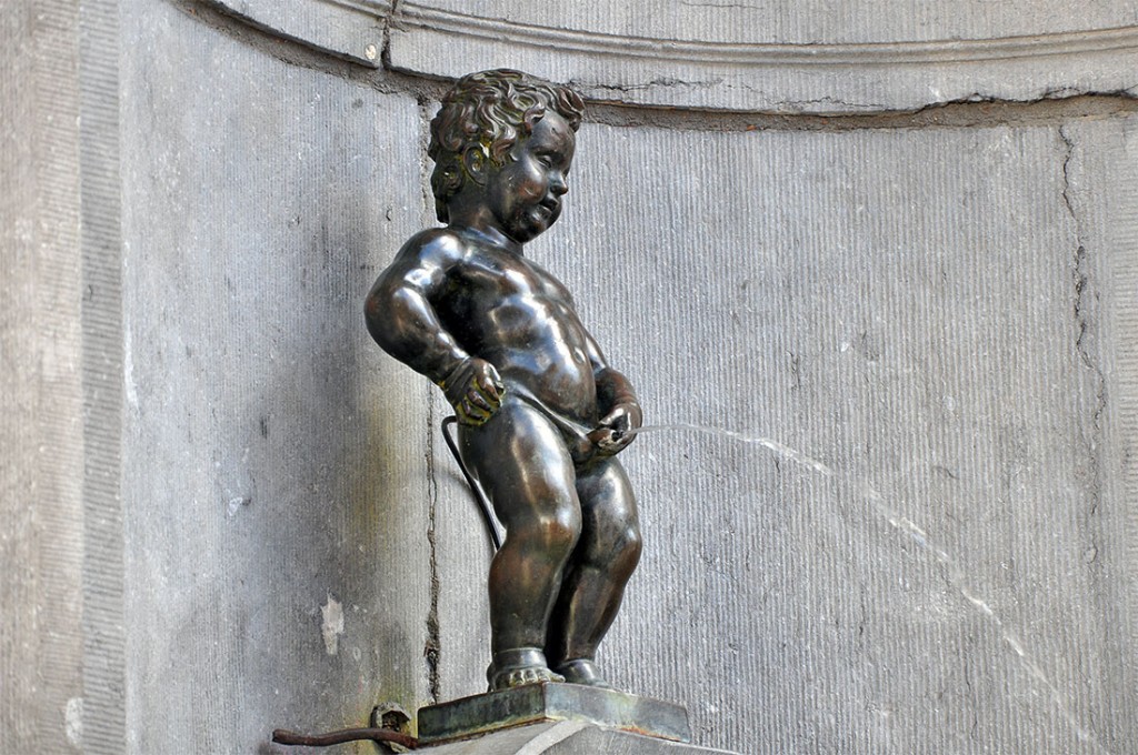 Estátua de bronze Manneken Pis em Bruxelas.