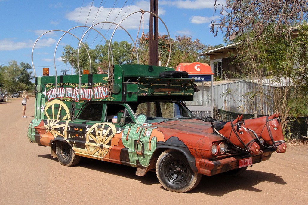 Viatura pickup transformada numa carroça do velho oeste com duas cabeças de cavalo na dianteira.