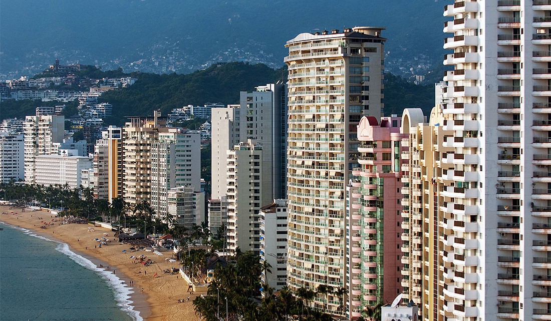 Construções e grandes edifícios juntos praias e baia de Acapulco no México.