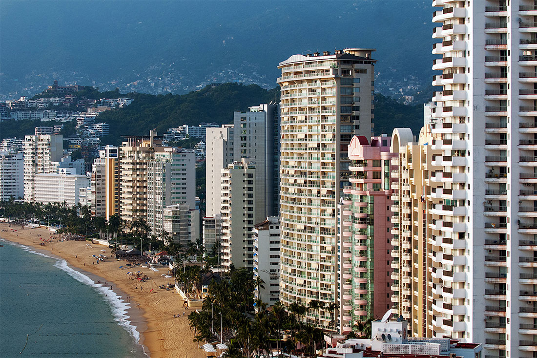 Construções e grandes edifícios juntos praias e baia de Acapulco no México.