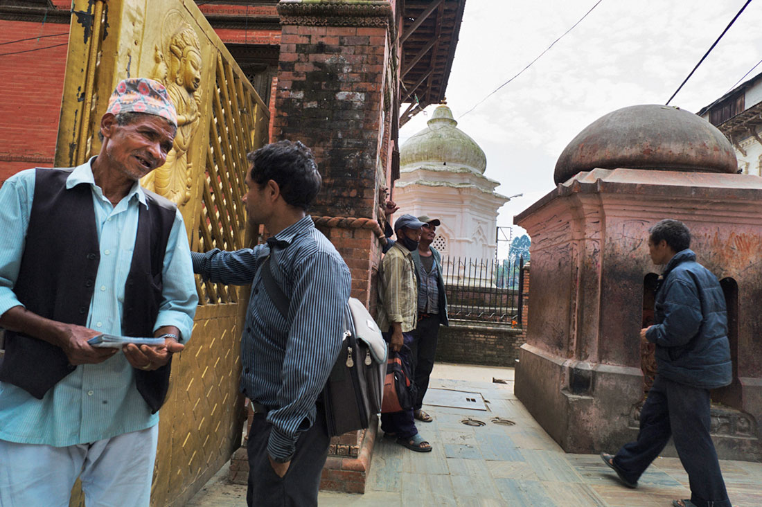 Vários homens num templo budista de Kathmandu.