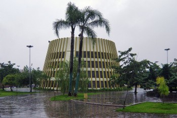 Chuva a cair na praça de Bento Gonçalves onde está instalada uma igreja católica em formato de tonel de vinho.