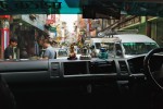 Vista do interior de um táxi em rua congestionada de Kathmandu.