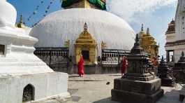 Monges budistas caminham em redor da Boudhanath Stupa em Kathmandu.