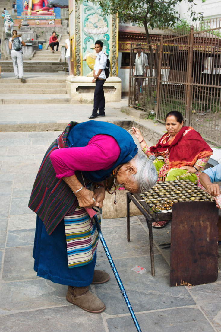 Mulher faz oferendas num dos altares espalhados pela cidade de Kathmandu.