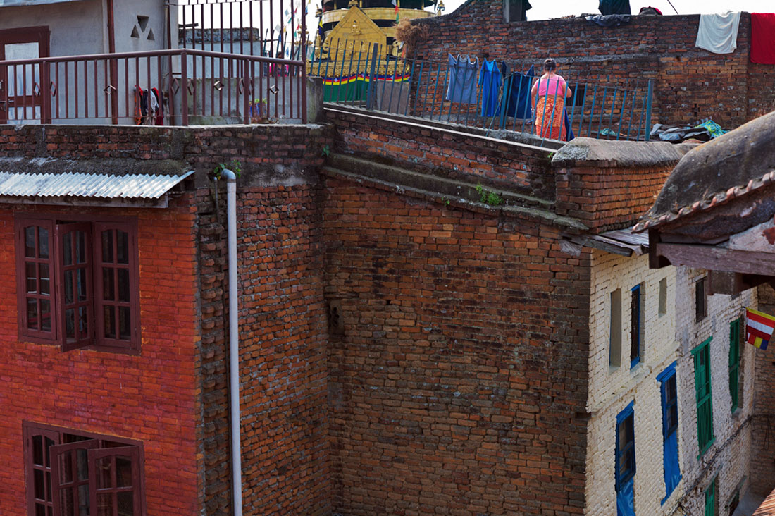 Mulher estende roupa no terraço de um dos prédios na zona histórica de Kathmandu.
