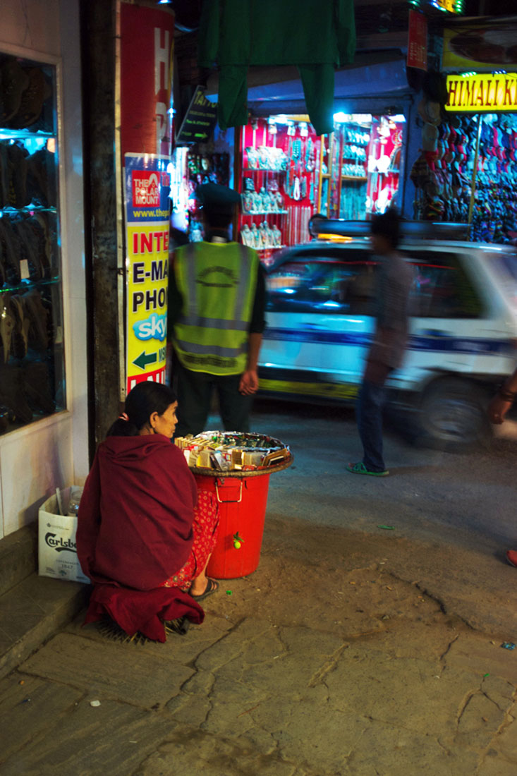 Mulher vendedora de comida numa esquina das ruas de kathmandu.