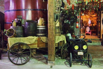 Tonel de vinho, carroça e pequeno carro antigo no museu do vinho Caxias do Sul, Brasil.