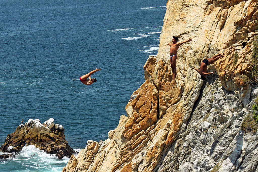 Mergulhadores saltam do penhasco La Quebrada em Acapulco.