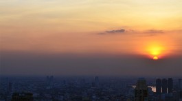Pôr-do-sol visto do topo do edifício Baiyoke Sky Tower em Banguecoque.