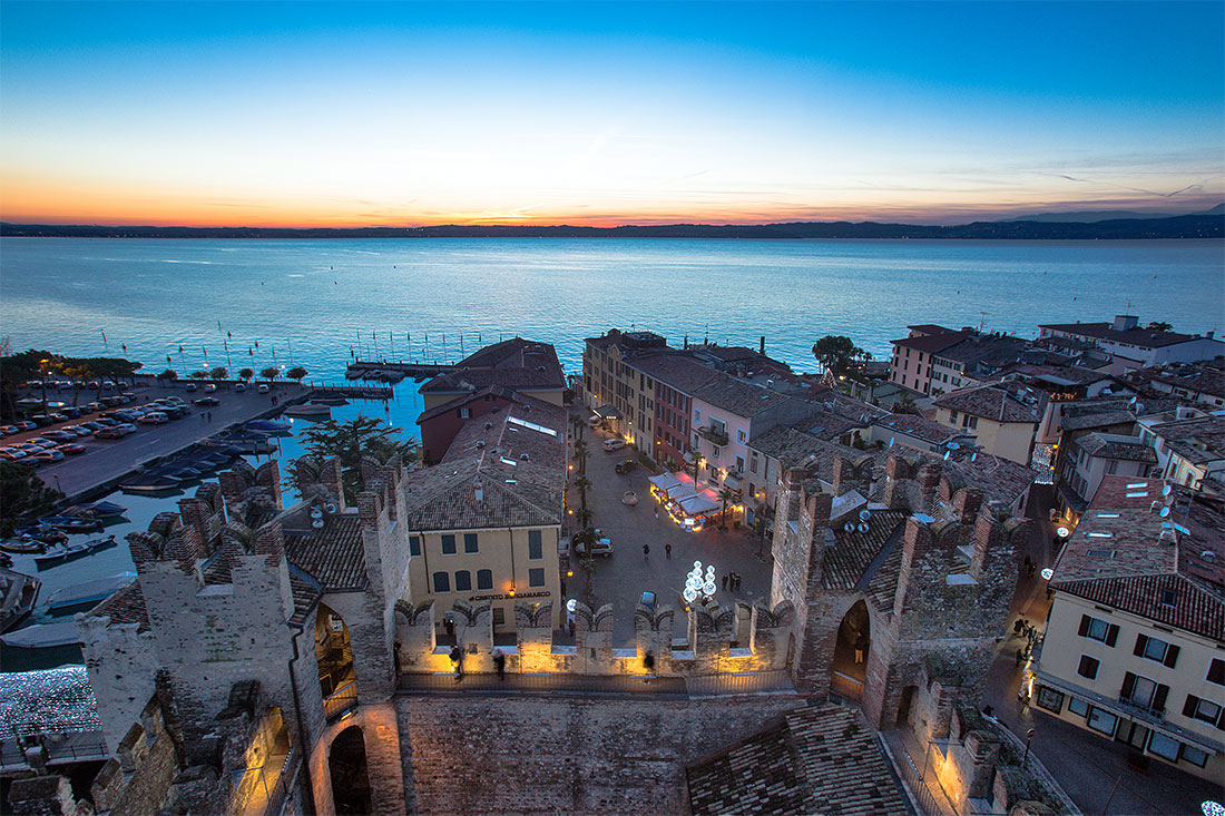 Marina e casario do centro histórico de Sirmione, com vista para o lago de Garda, não muito distante de Verona.