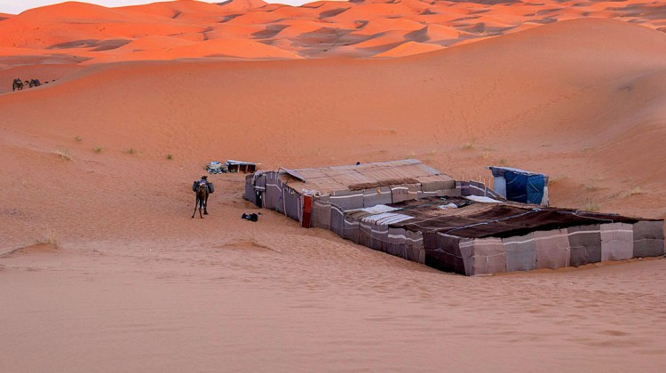 Acampamento berbere nas dunas de Erg Chebbi, em Marrocos.