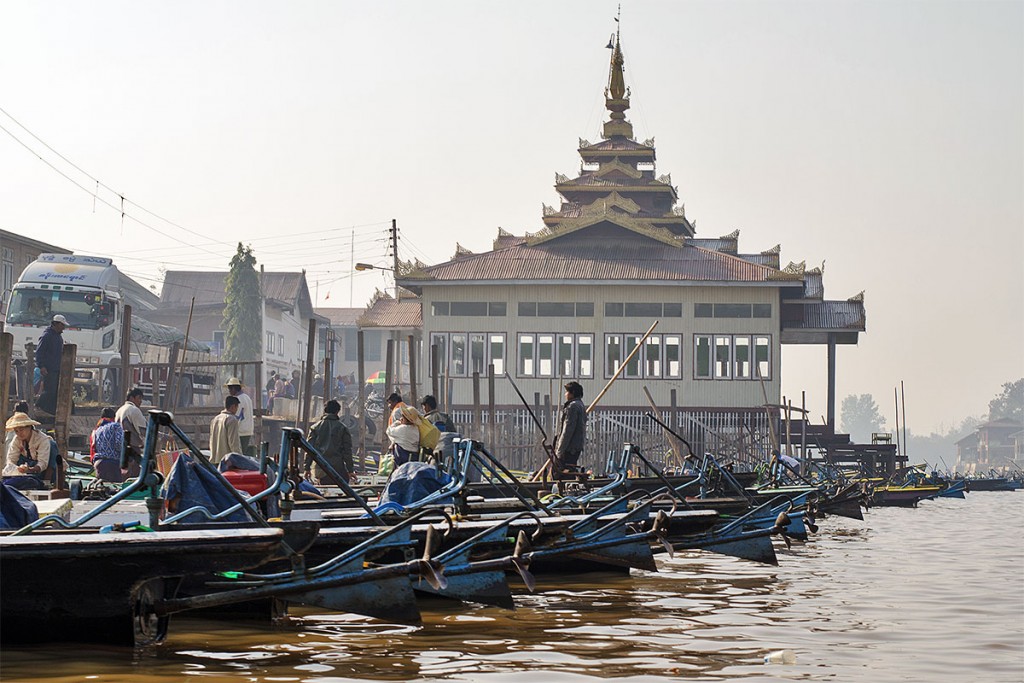 Vários barcos num ancoradouro de um porto numa cidade do lago Inle.