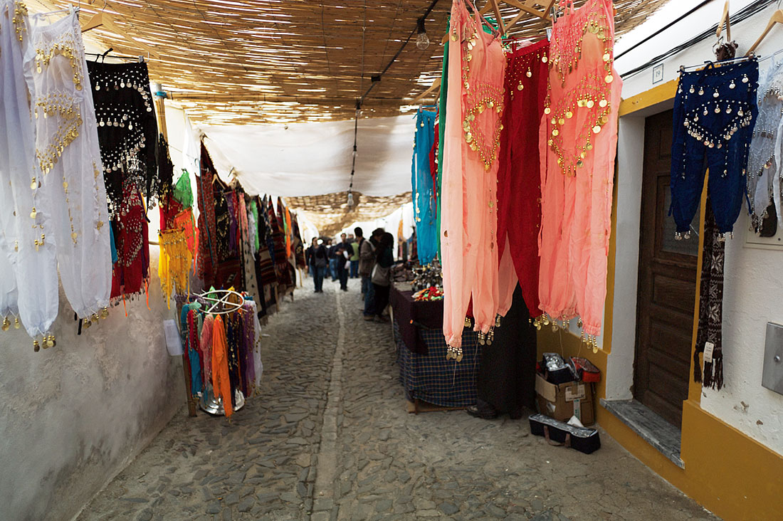 Venda de calças usadas na dança do ventre durante o Festival Islâmico de Mértola.