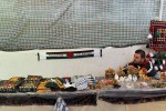 Vendedor palestiniano com banca de artesanato da sua região no Festival Islâmico de Mértola.