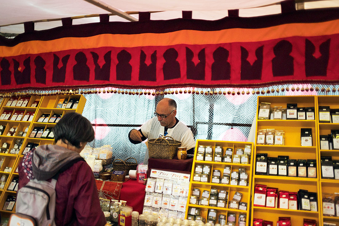 Vendedor de chás e plantas medicinais no Festival Islâmico de Mértola.