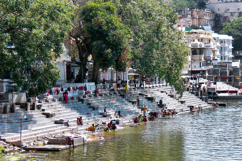 Um dos muitos ghats nas margens do lago Pichola, em Udaipur.