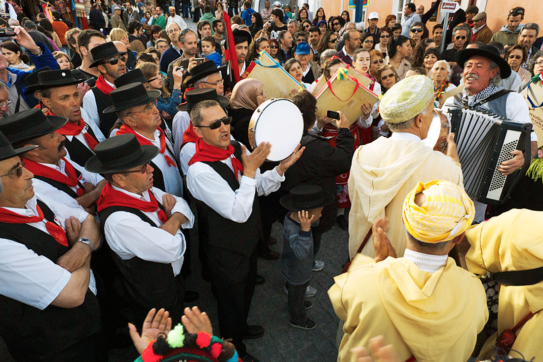 Grupos de folclore português e marroquino cantam ao desafio numa festa de encerramento do Festival Islâmico de Mértola.