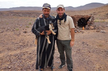 João Leitão junto um pastor com cabrito ao colo no Deserto do Saara, em Marrocos.