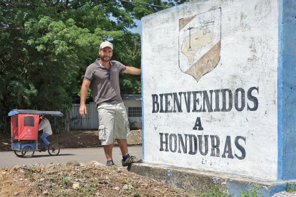 João Leitão junto ao muro que assinala a fronteira com as Honduras.