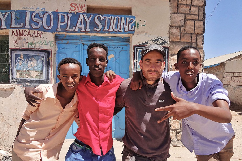 João Leitão com um grupo de três jovens frente a uma loja de Hargeisa, na Somália.