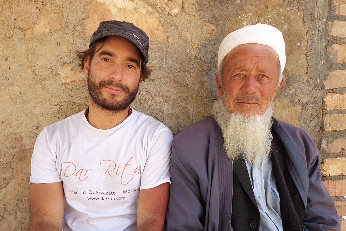 João Leitão num momento de pausa com um cidadão do Uzbequistão.