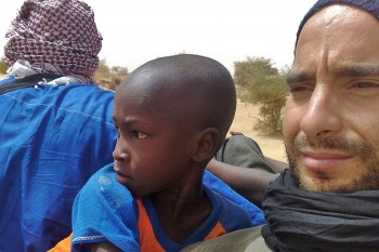 João Leitão com crianças na caixa aberta de uma van, em direcção a Timbuktu, no Mali.