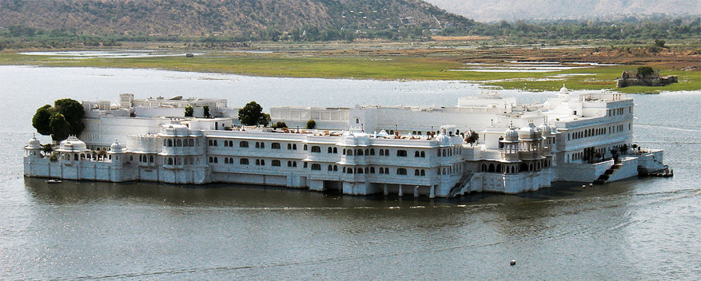 Antigo palácio da ilha Jag Mandir convertido no Taj Lake Palace, lago Pichola, Udaipur.