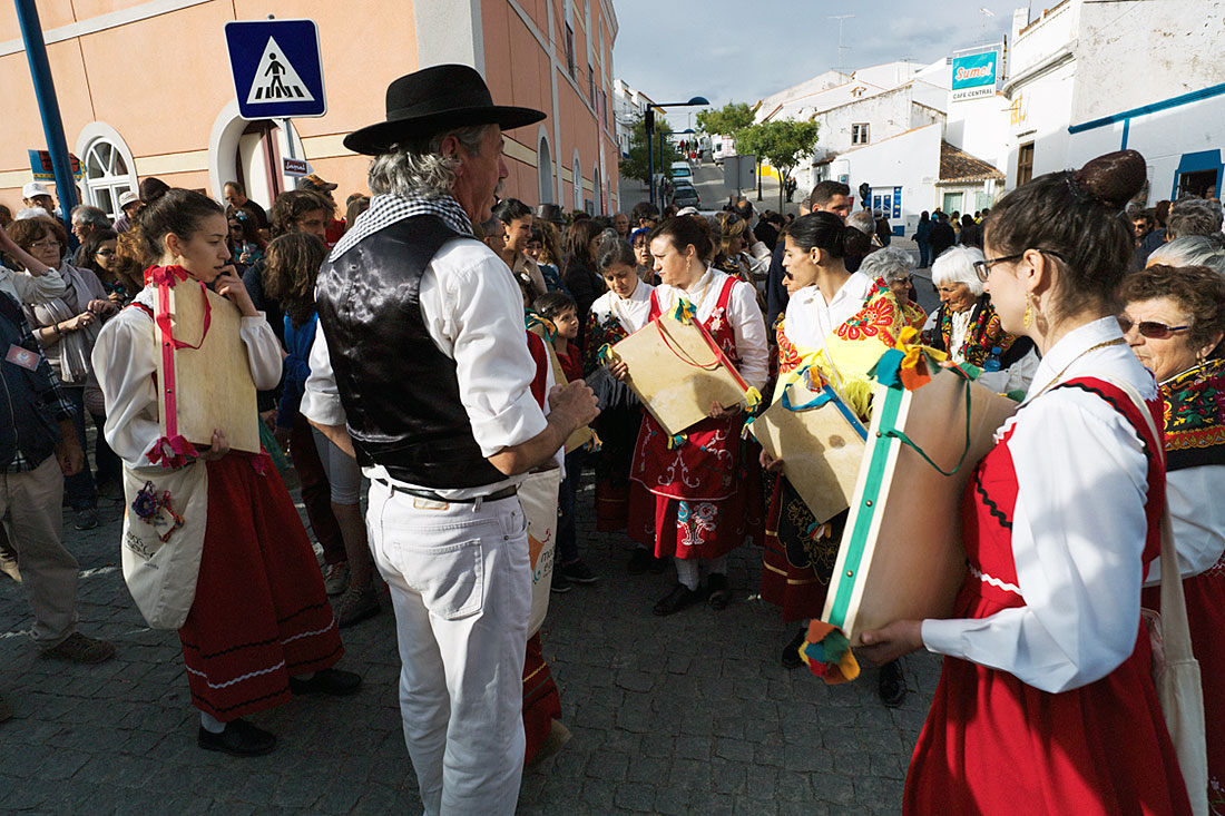 Mulheres de um grupo folclórico a tocar adufe durante o Festival Islâmico de Mértola.